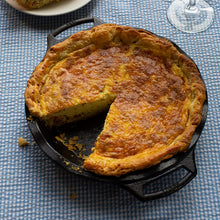 Load image into Gallery viewer, Lodge 9 Inch Seasoned Cast Iron Pie Pan