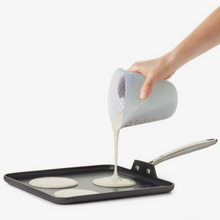 Load image into Gallery viewer, Squeeze &amp; Pour Silicone Measuring Cup
